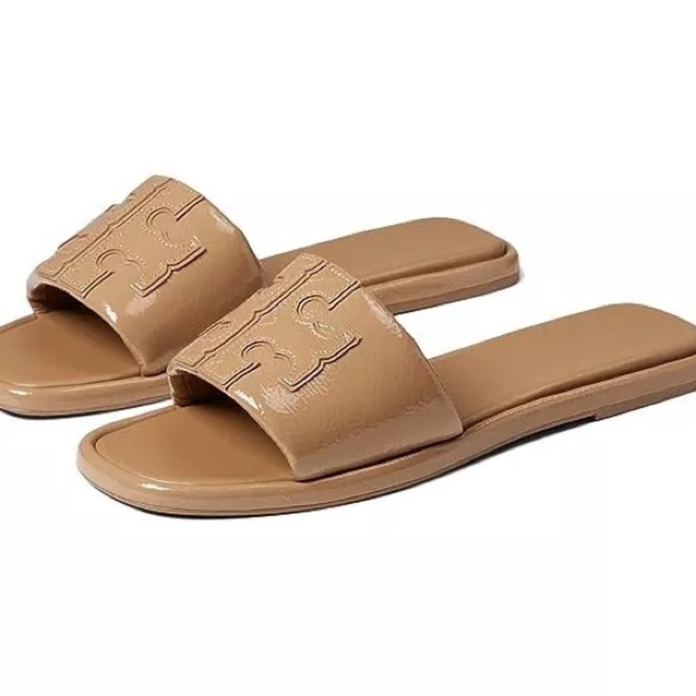 Double T Sport Slide
Color: ALMOND FLOUR